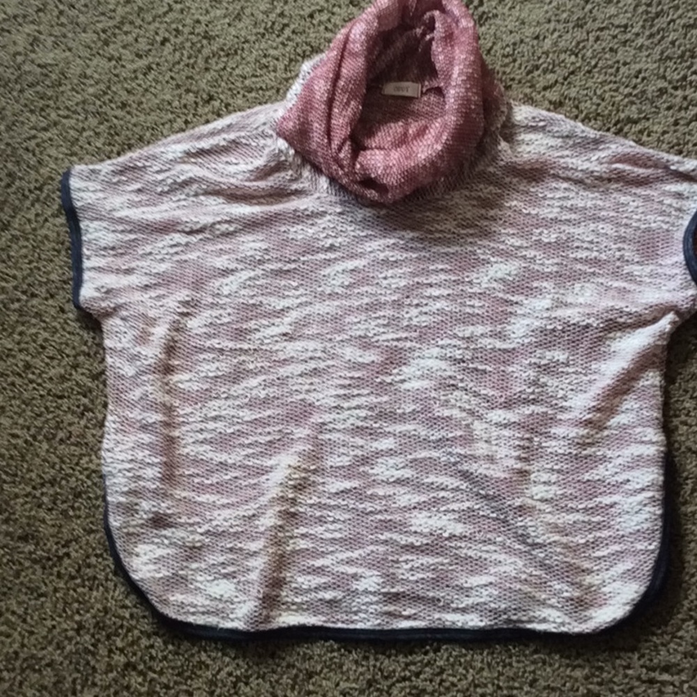 Lightweight soft, short sleeved sweater!